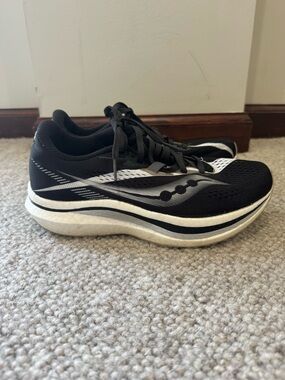 SAUCONY WOMEN'S ENDORPHIN SPEED SIZE 8 IN BLACK AND WHITE